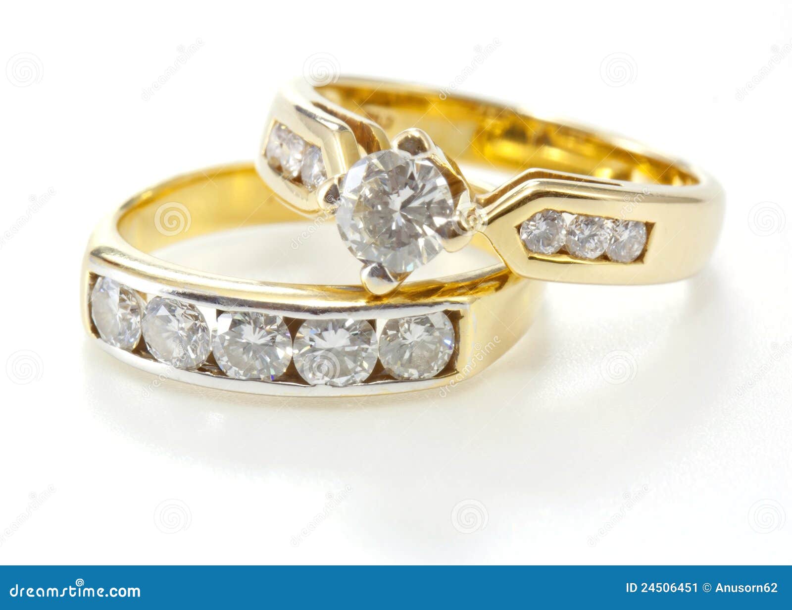 Zwei Arten Des Goldenen Ringes Mit Diamanten Stockbild Bild Von Goldenen Ringes