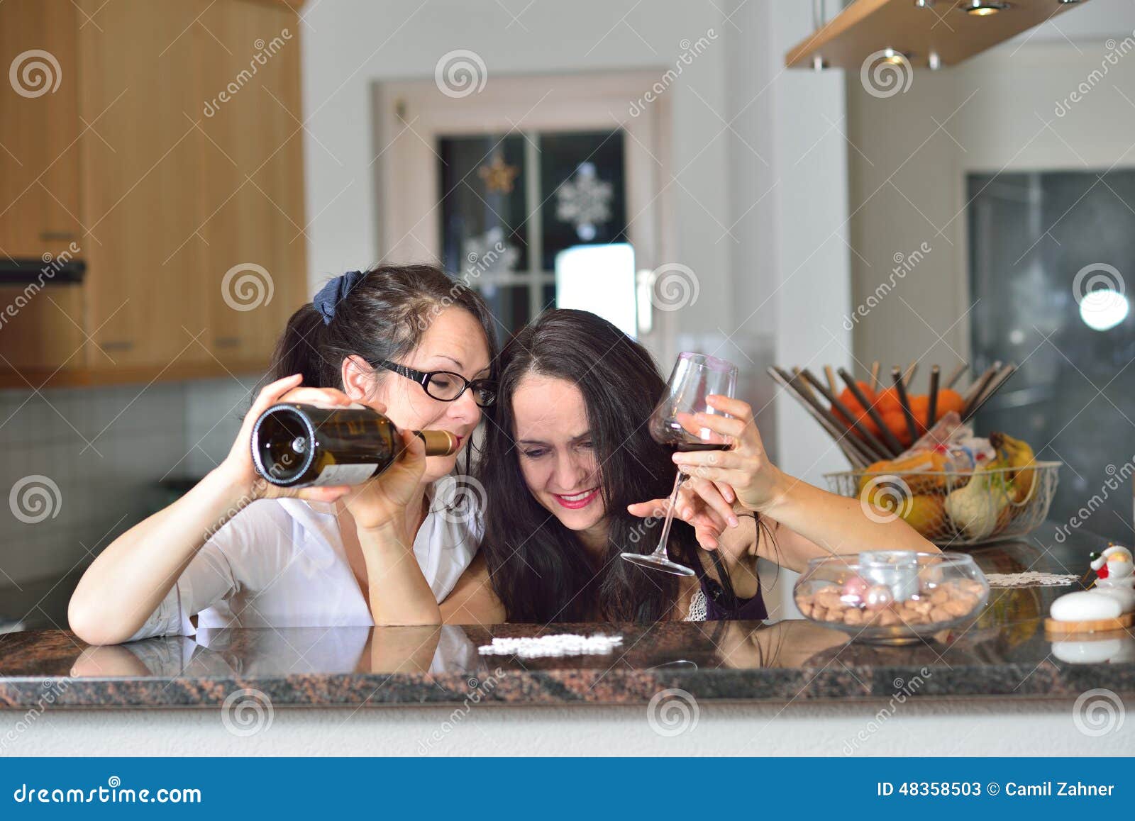 Zwei betrunkene Frauen stockbild. Bild von gläser, freunde - 48358503