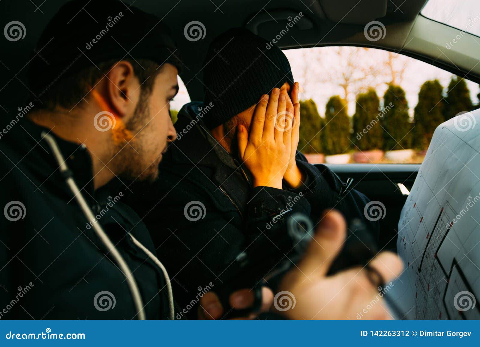 Zwei Bewaffnete Banditen, Die in Einem Auto Sitzen Und Ihren Nächsten  Raubüberfall Planen, Während Sie Auf Eine Stoppuhr Zählen, Stockfoto - Bild  von übel, querneigung: 142263312