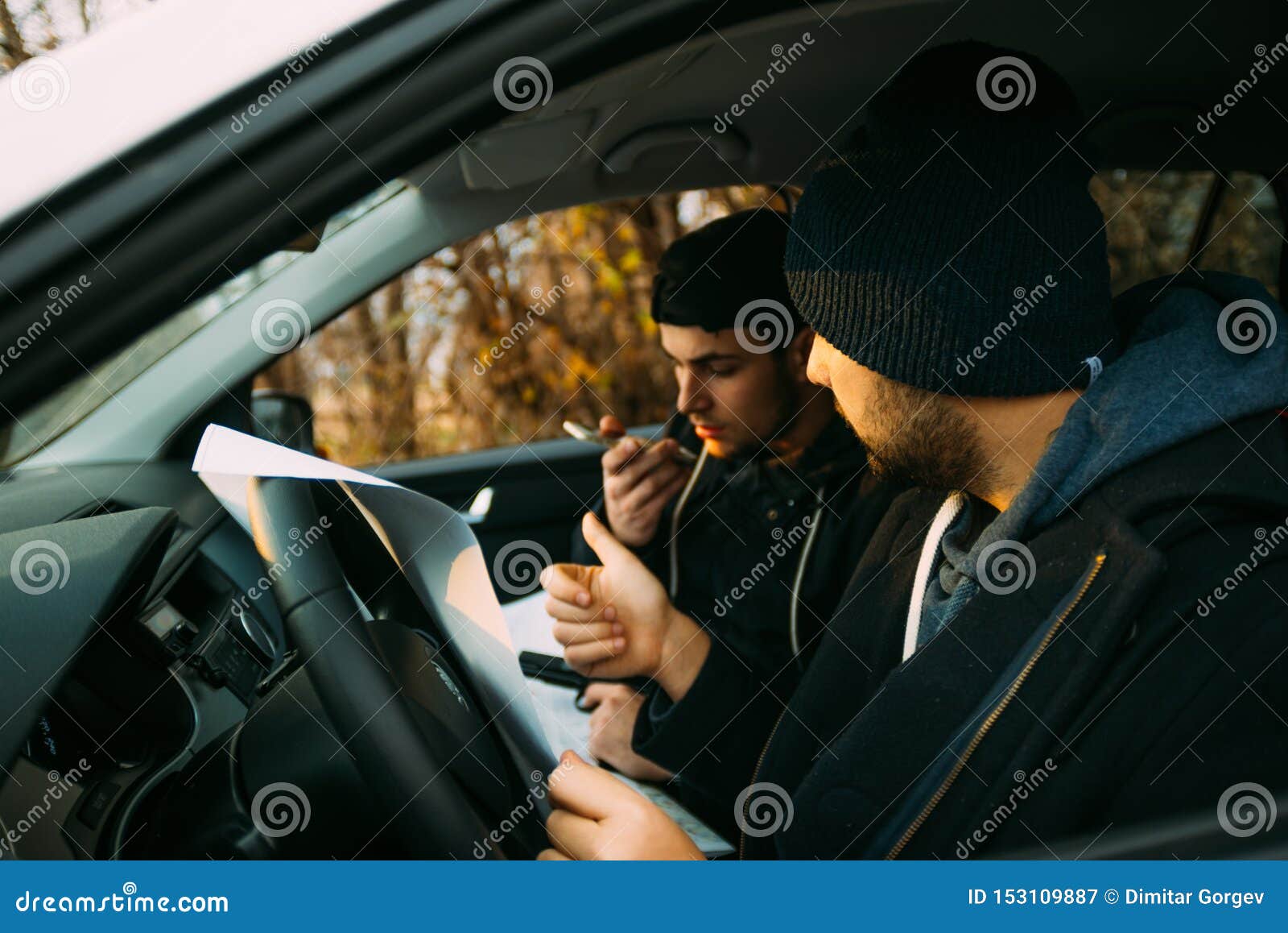 Zwei Bewaffnete Banditen, Die in Einem Auto Sitzen Und Ihren Nächsten  Raubüberfall Planen, Während Sie Auf Eine Stoppuhr Zählen, Stockbild - Bild  von falsch, raub: 153109887