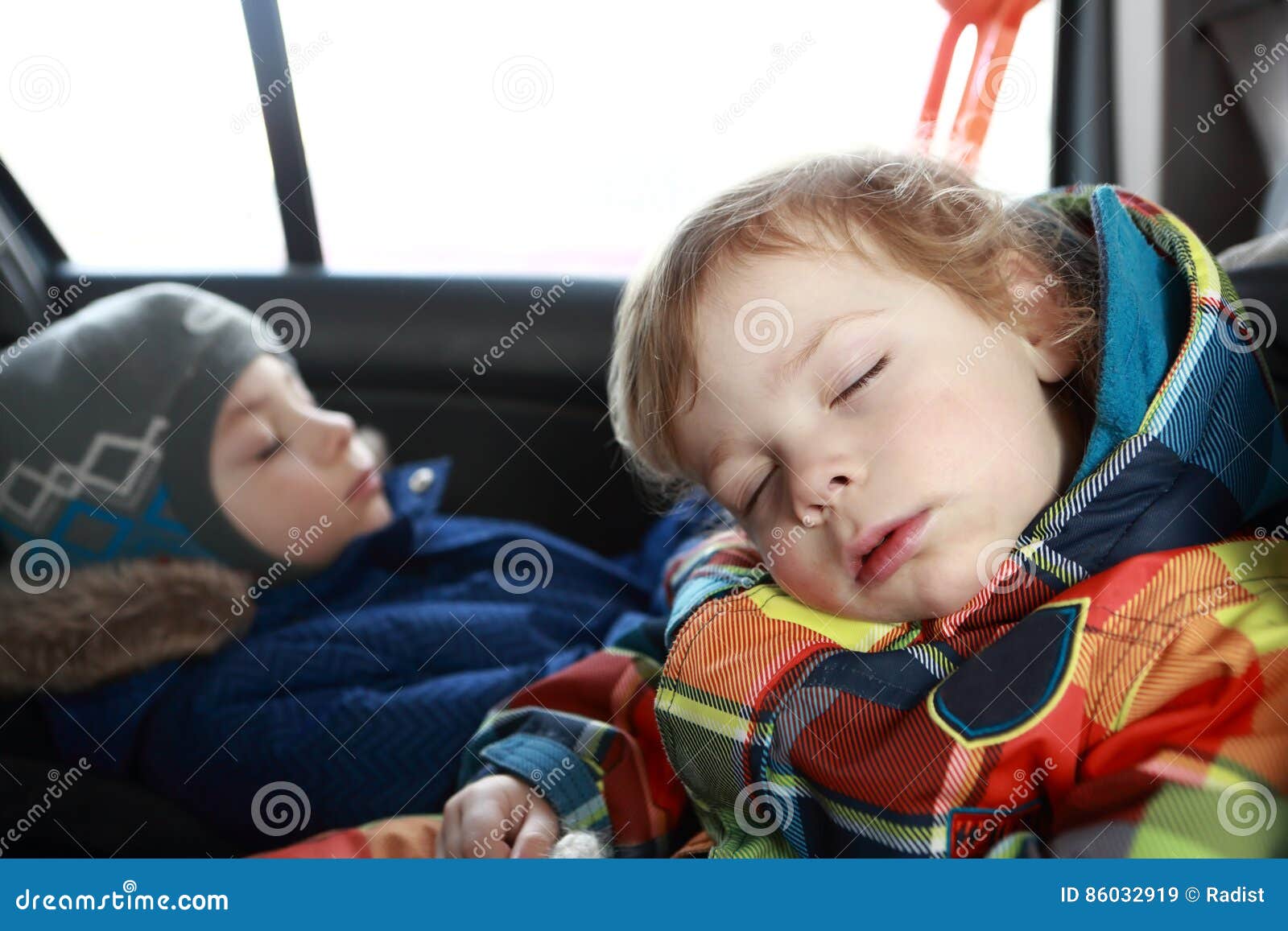 Zwei Brüder, Die Im Auto Schlafen Stockbild - Bild von bequem