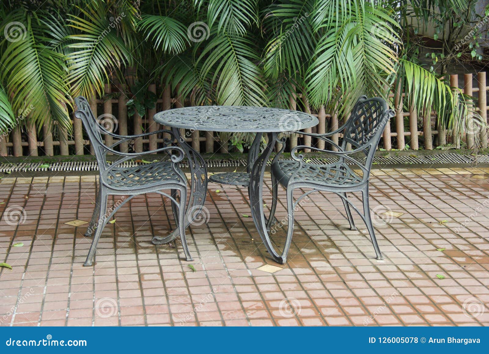 Zwei Eisenstühle Mit Rundtisch Im Garten Stockfoto Bild von schwarzes