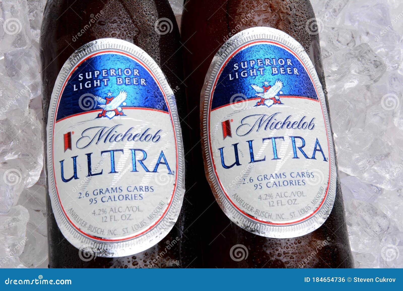 Zwei Flaschen Michelob Ultra Auf Einem Bett Des Eises. Redaktionelles Foto  - Bild von ultra, bett: 184654736