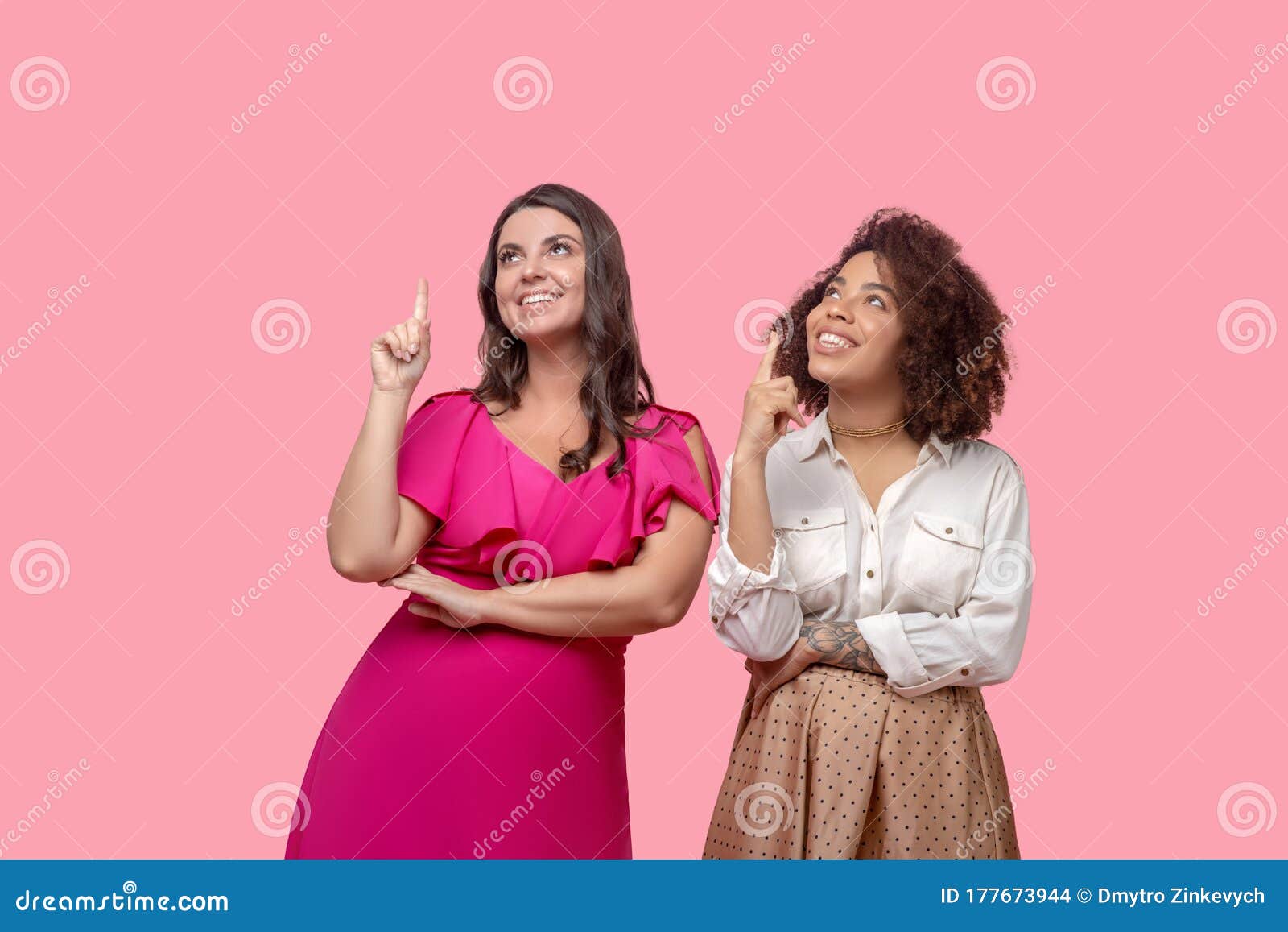 Zwei Frauen halten in der Stadt Händchen - ein lizenzfreies Stock