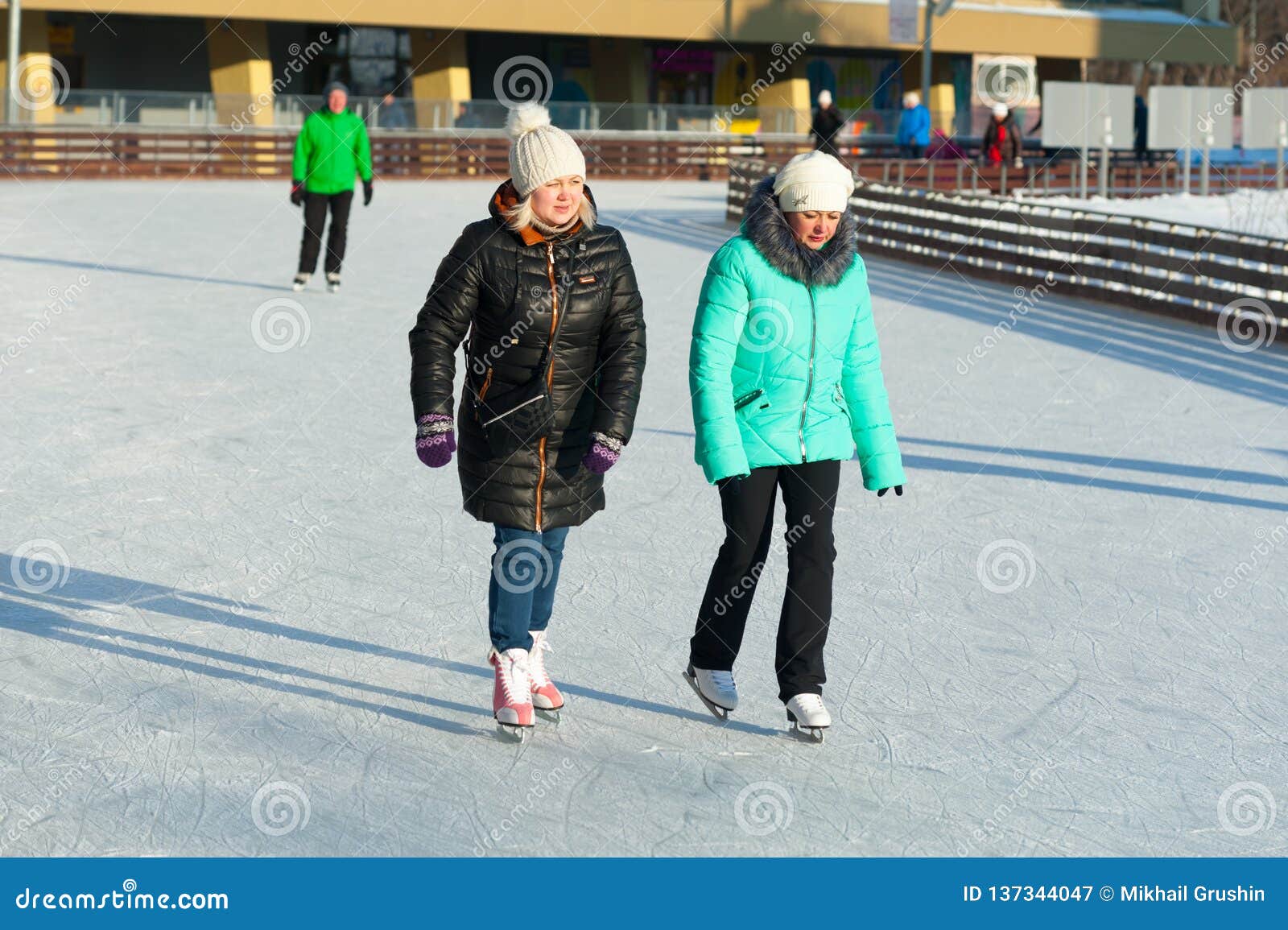 Zwei Frauen Eislauf22 01 2019