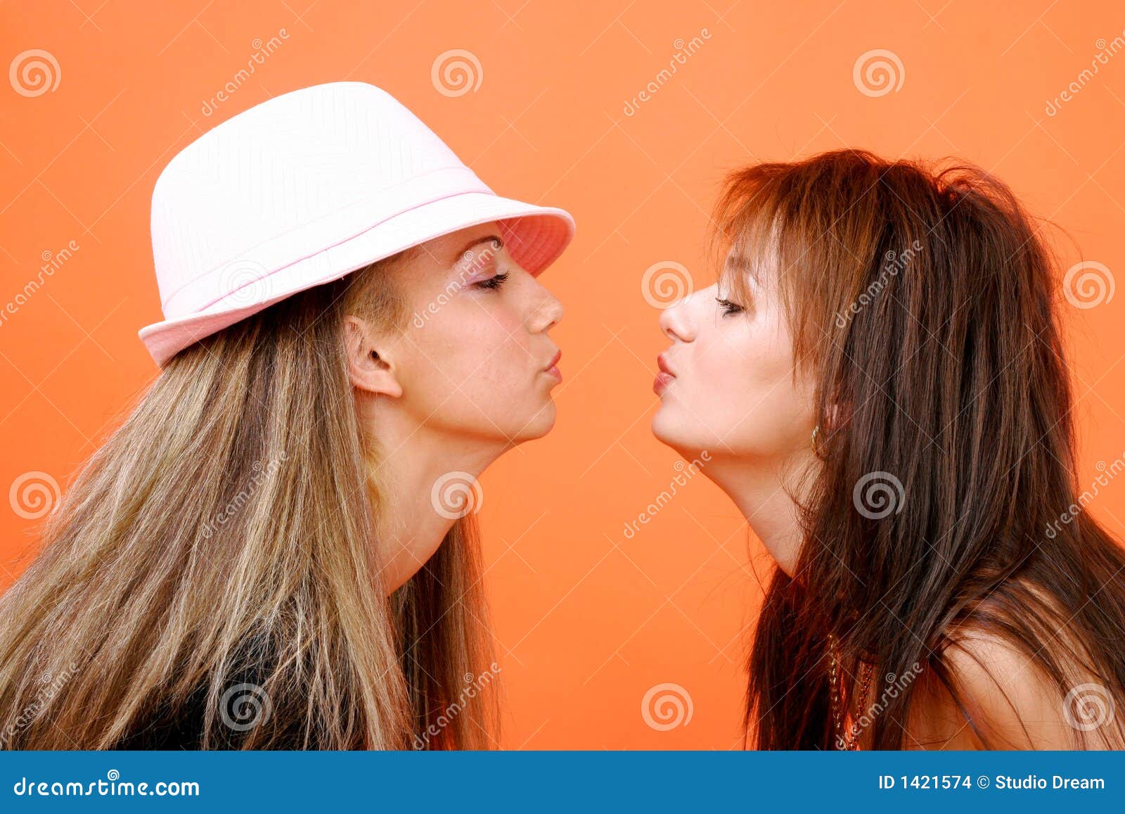 Frauen küssen sich zwei Kamasutra für