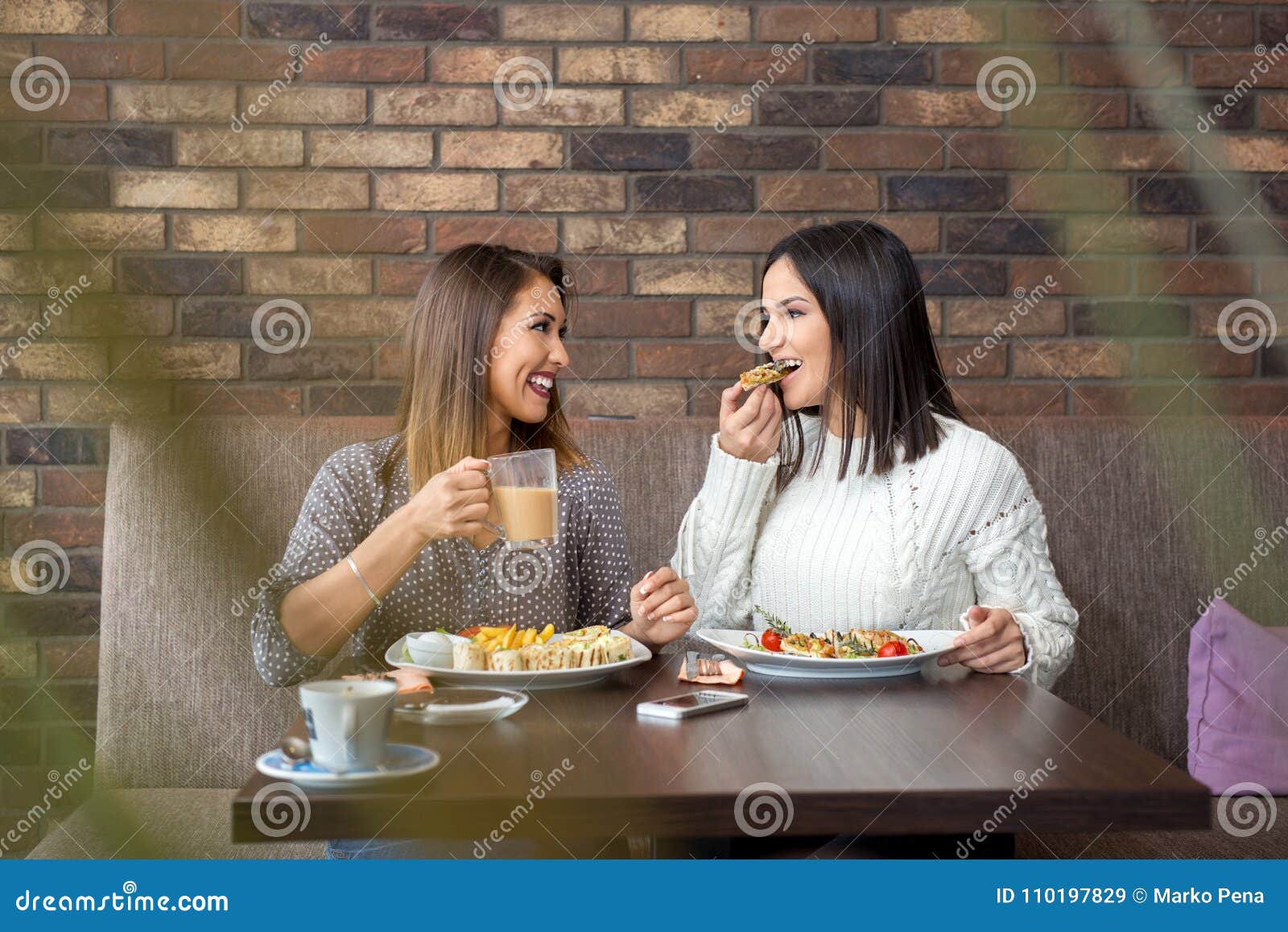 Zwei Freundinnen Die Zusammen An Einem Restaurant Zu Mittag Essen Stockbild Bild Von Exemplar 