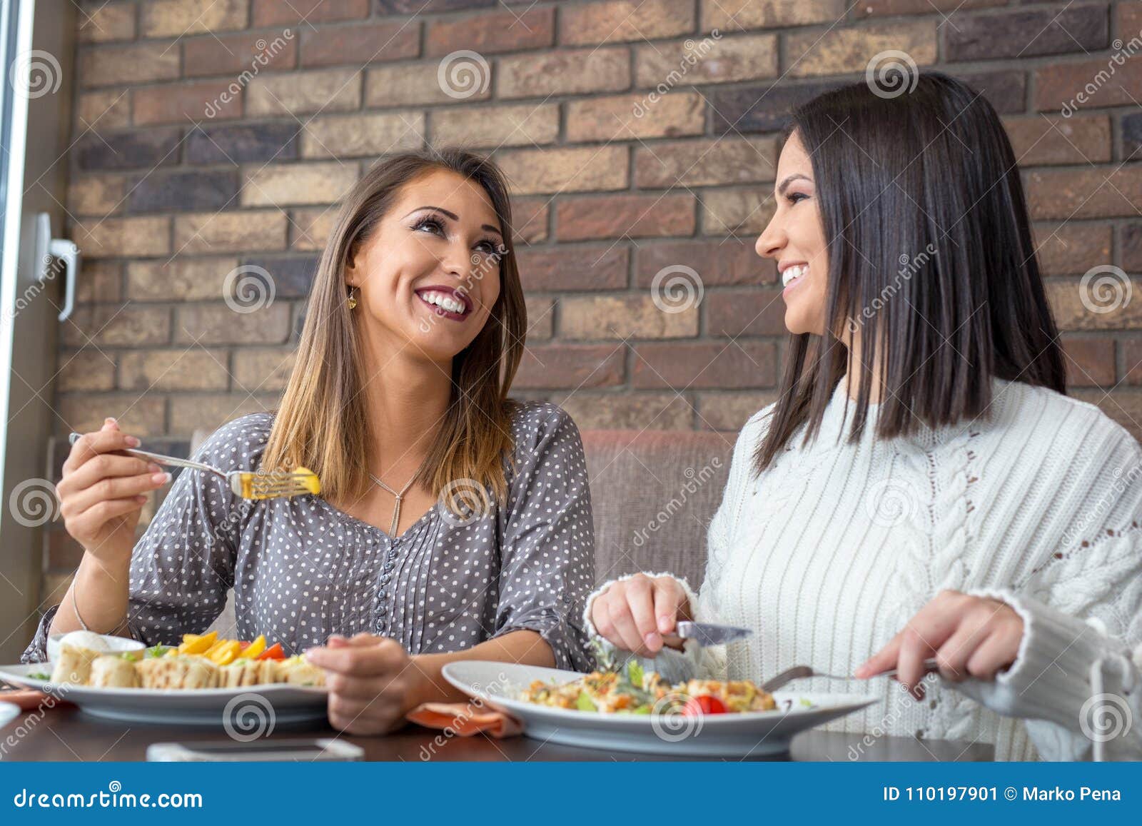 Zwei Freundinnen, Die Zusammen an Einem Restaurant Zu Mittag Essen