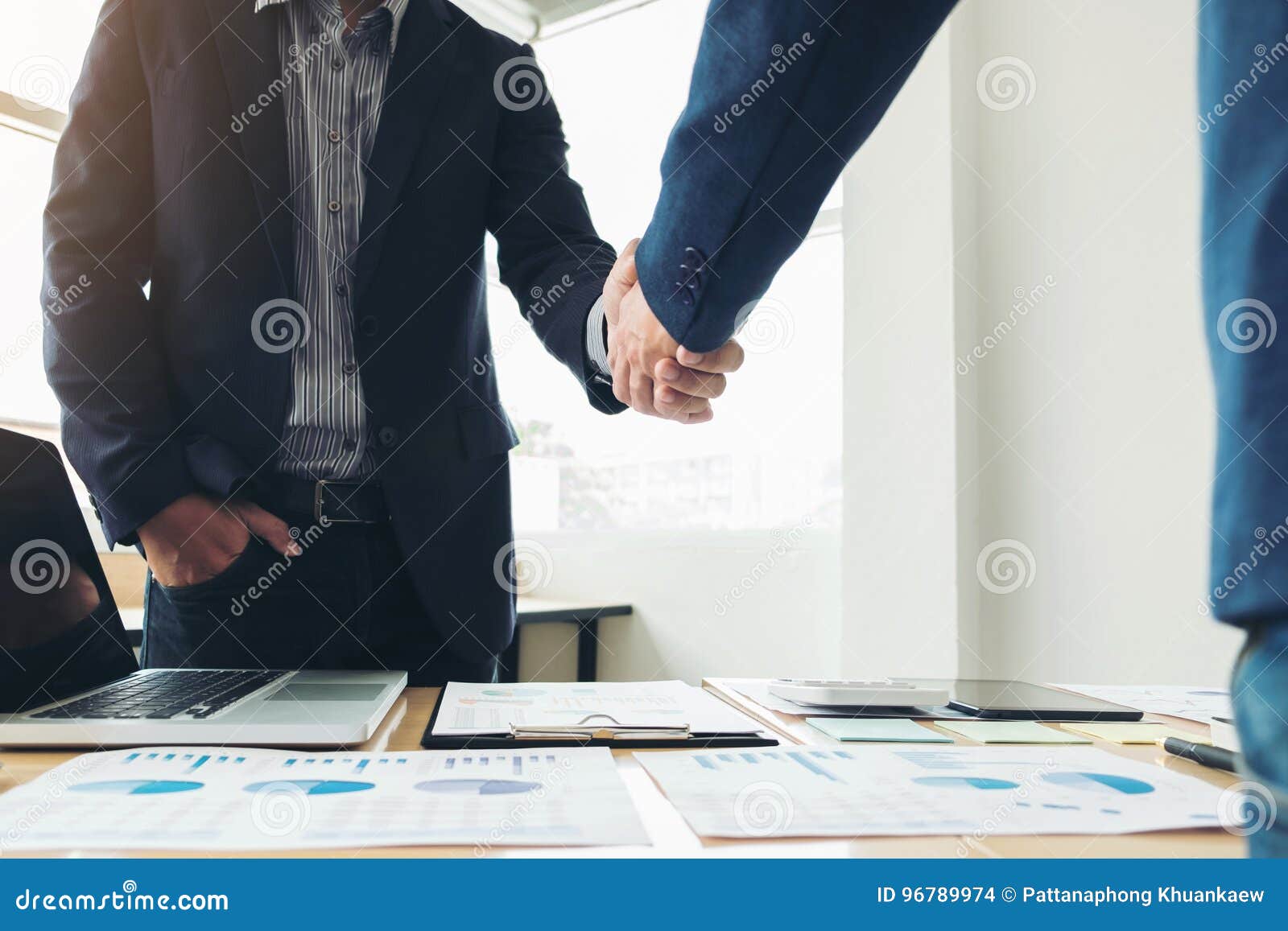 Zwei Geschäftsleute Die Hände Während Einer Sitzung Rütteln Um
