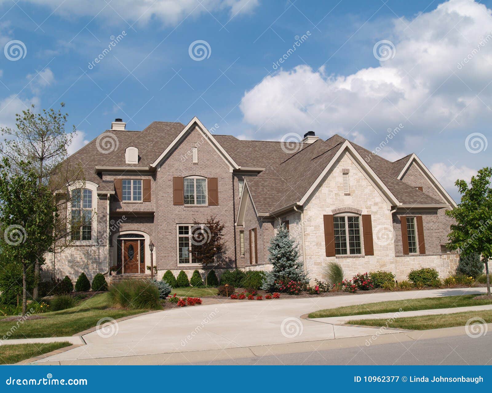 Zwei Geschichte-Ziegelstein Und Stein-Haus Stockbild - Bild von haus