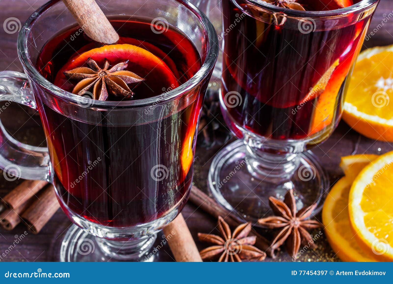 Zwei Gläser Heißer Glühwein Stockbild - Bild von feier, scheibe: 77454397