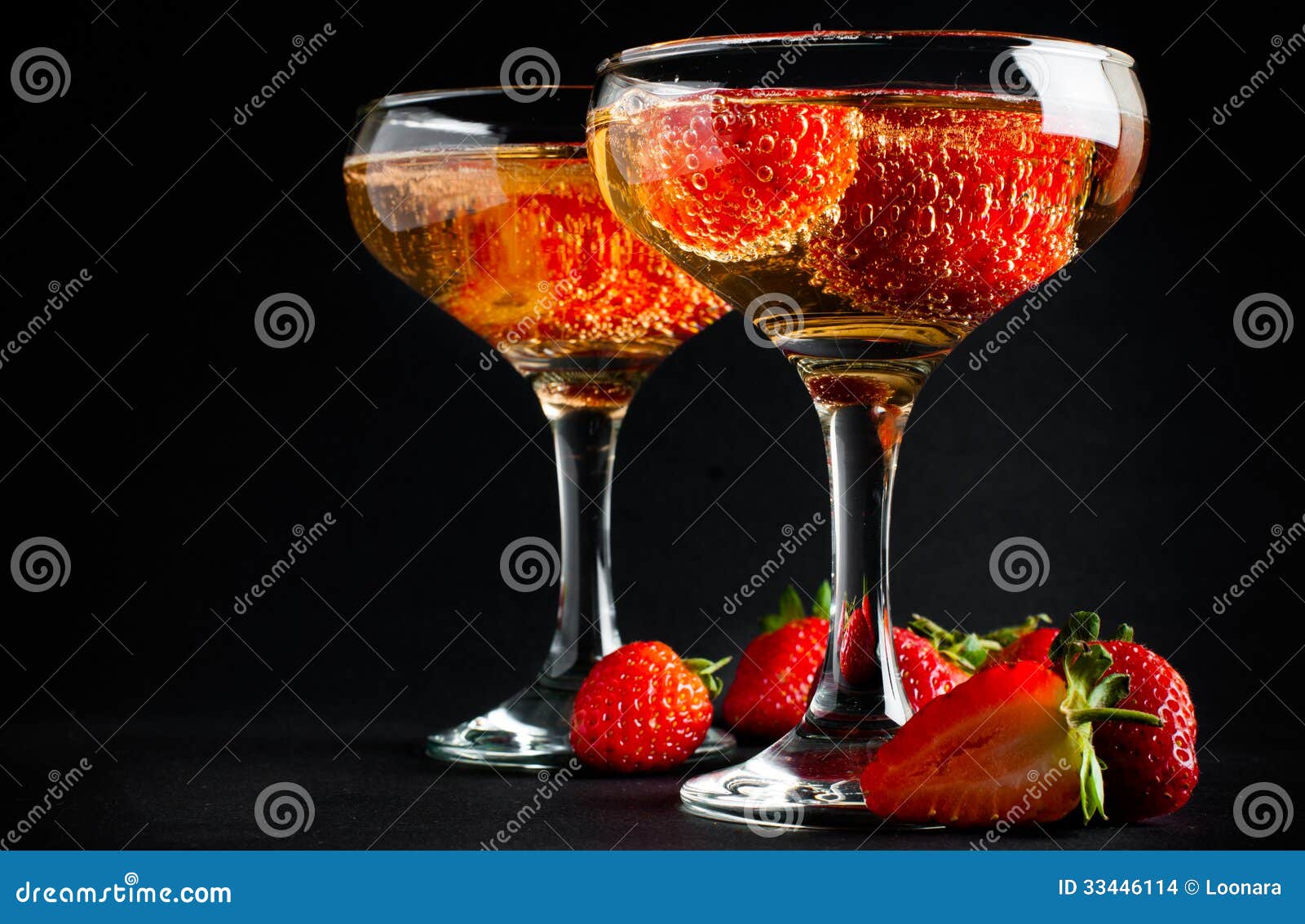Zwei Gläser Kalter Champagner Mit Erdbeeren Stockfoto - Bild von ...