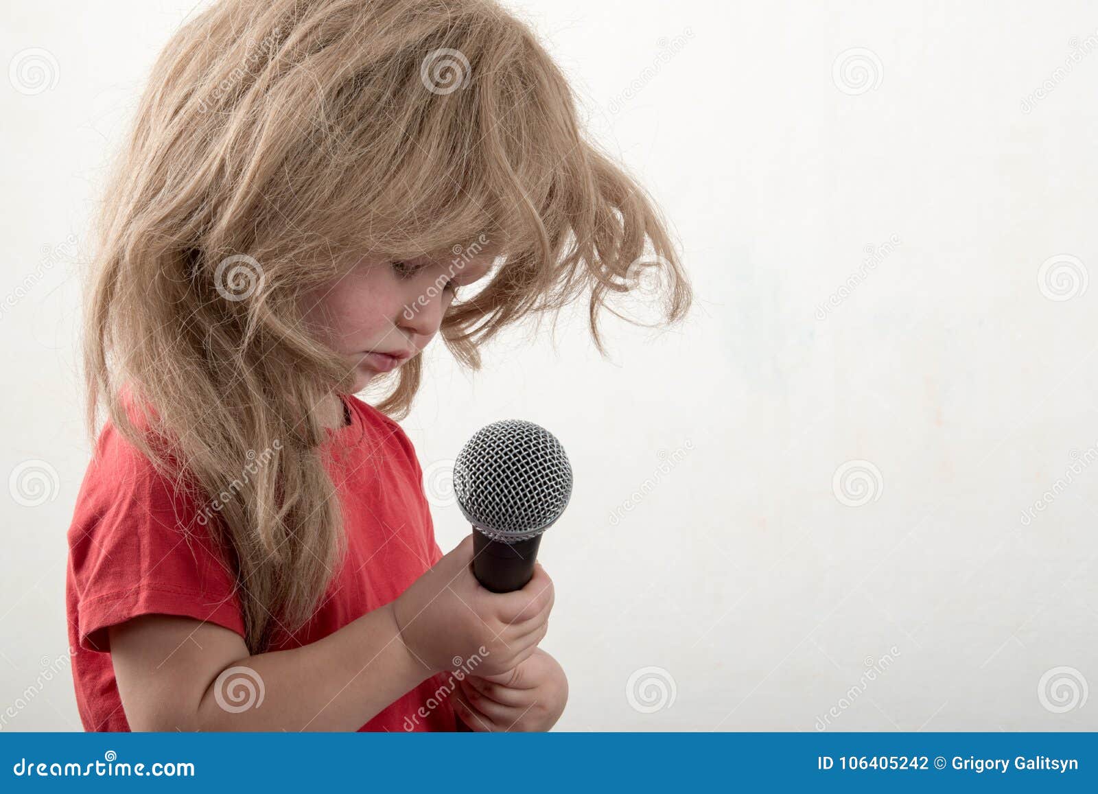 Zwei Gluckliche Kleine Jungen In Der Intelligenten Kleidung Singen