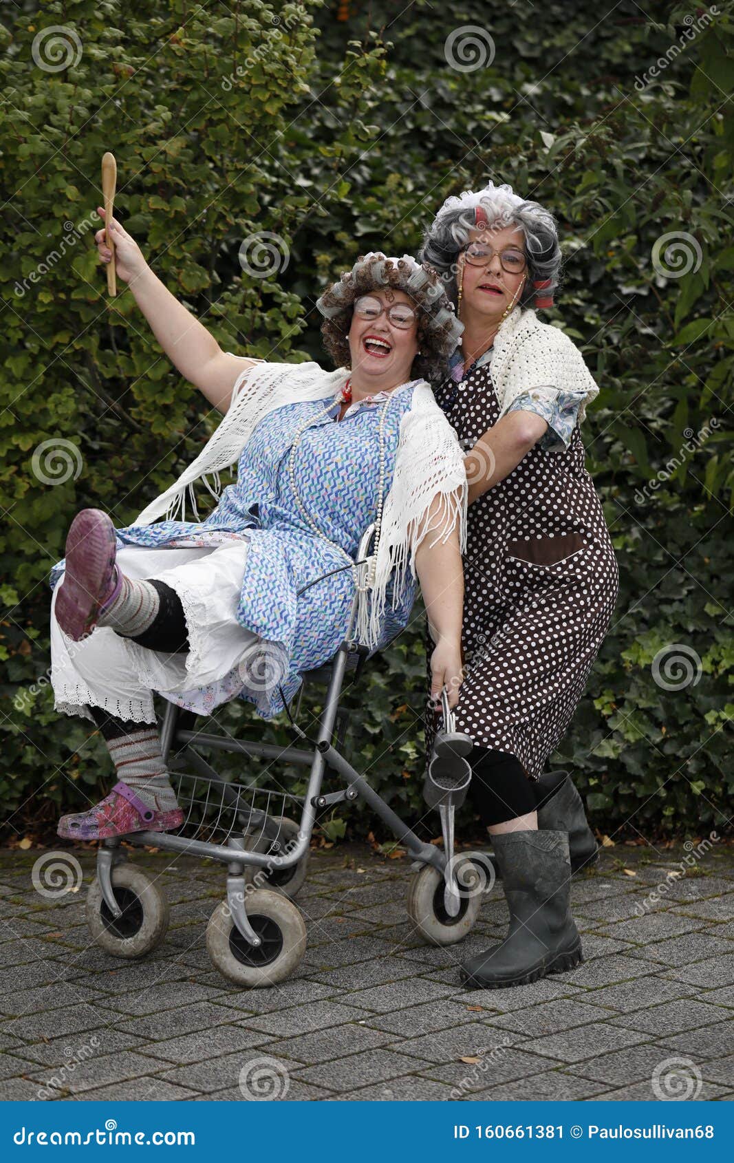 Zwei Glückliche Grannies Stockbild Bild Von Freundlich 160661381