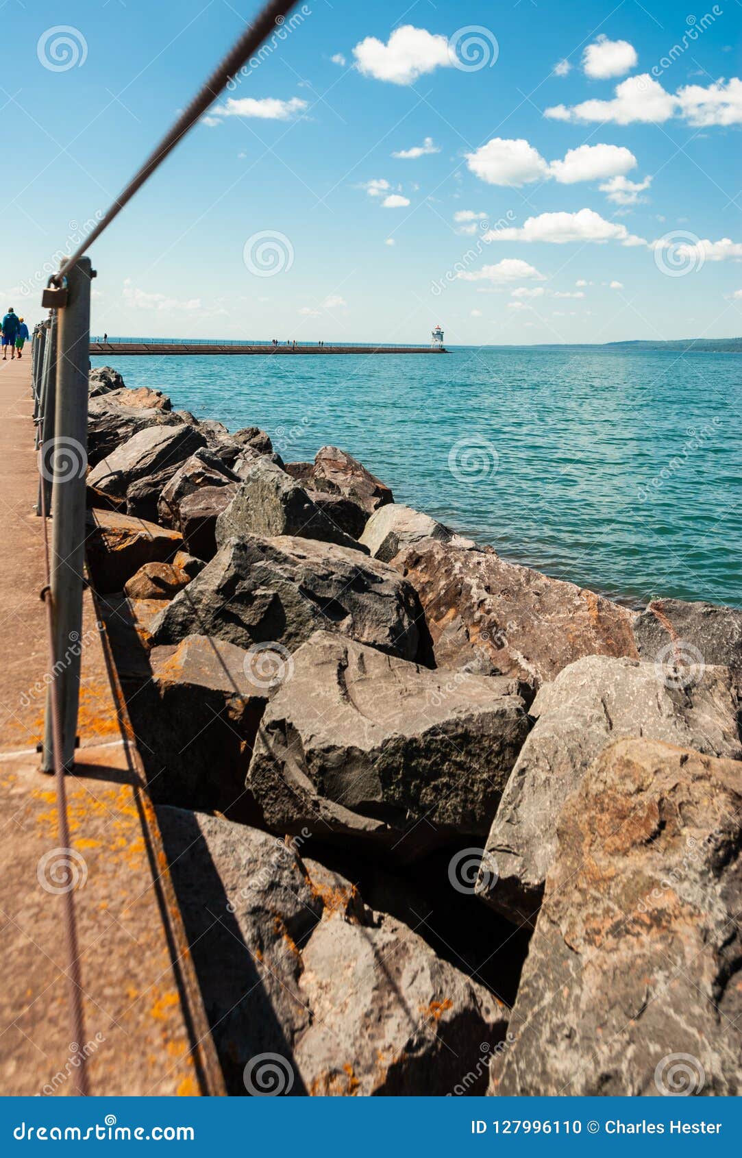 Zwei Hafen-Wellenbrecher. Zwei Hafen-Achat-Bucht-Wellenbrecher-Leuchtturm