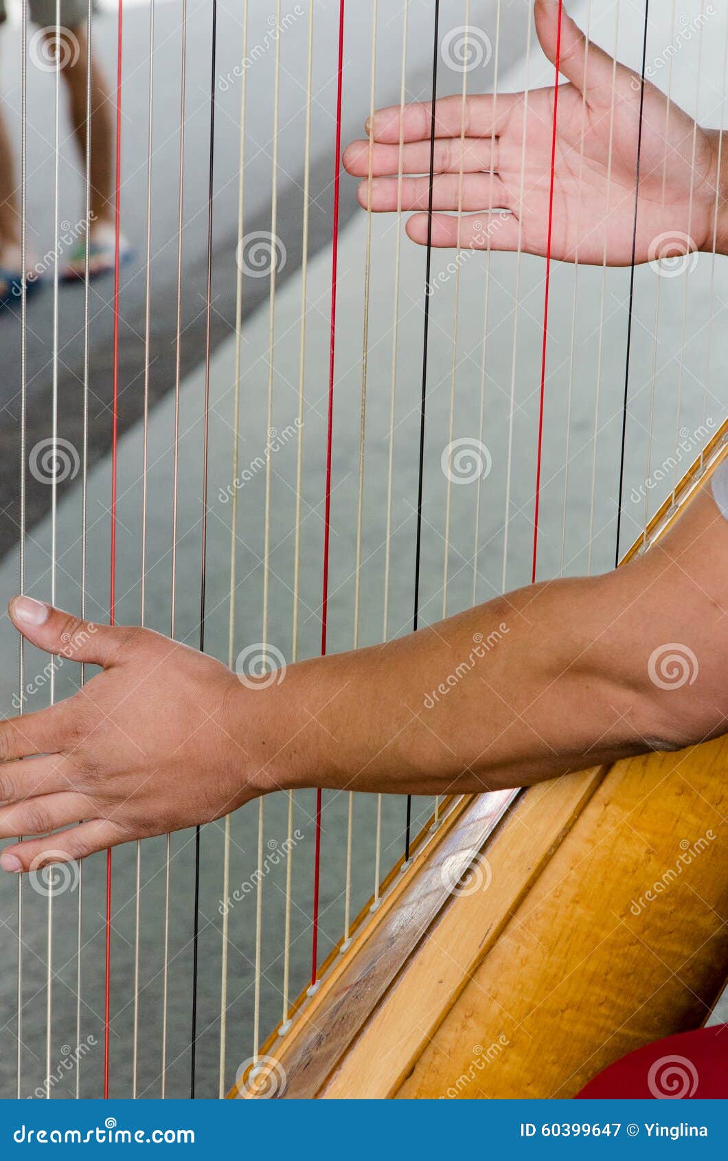 Zwei Hände eines Harpist auf einer Harfe in der Straße in Paris