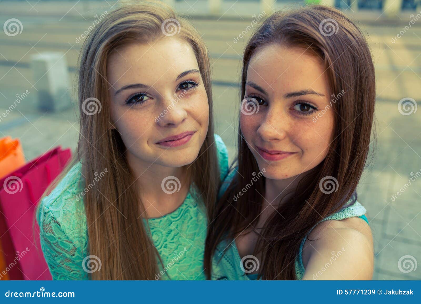 Zwei Hübsche Mädchen Beste Freunde Theyâ€™re Im Freienfoto Stockbild Bild Von Baumuster 