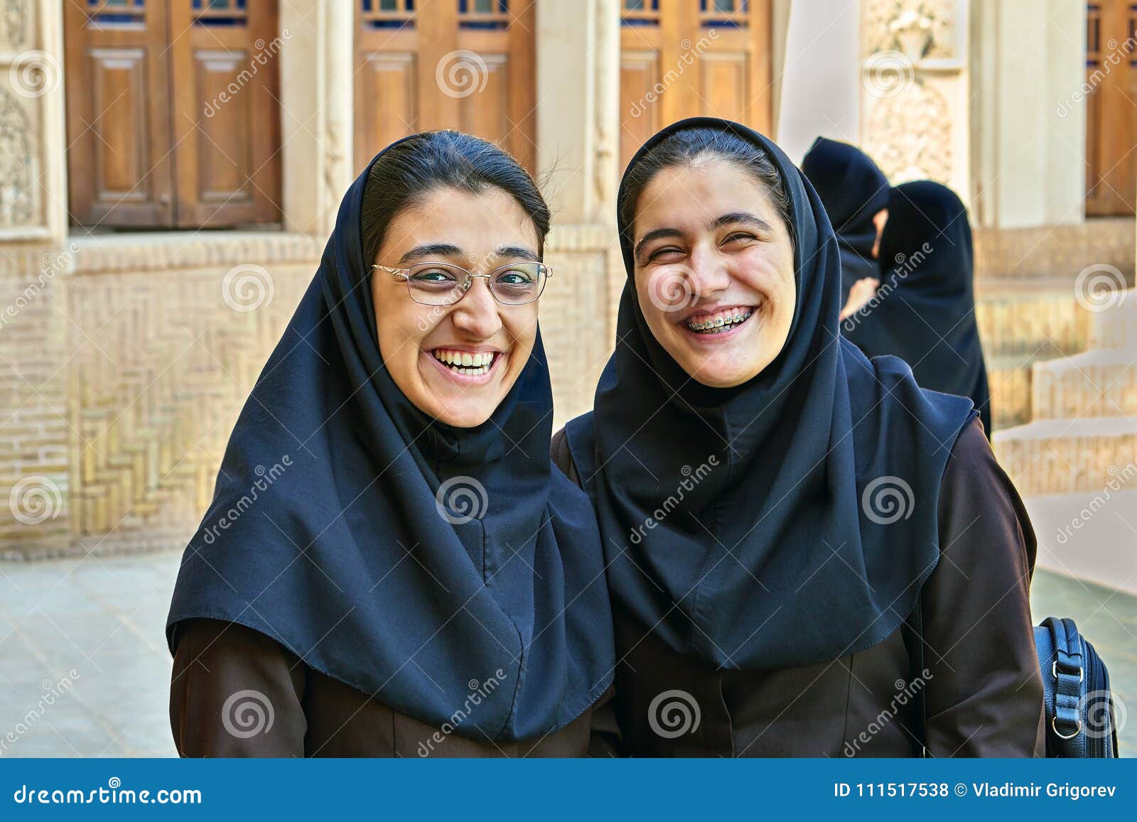 zwei iranische frauen in historischem haus tabatabaei kashan der iran.