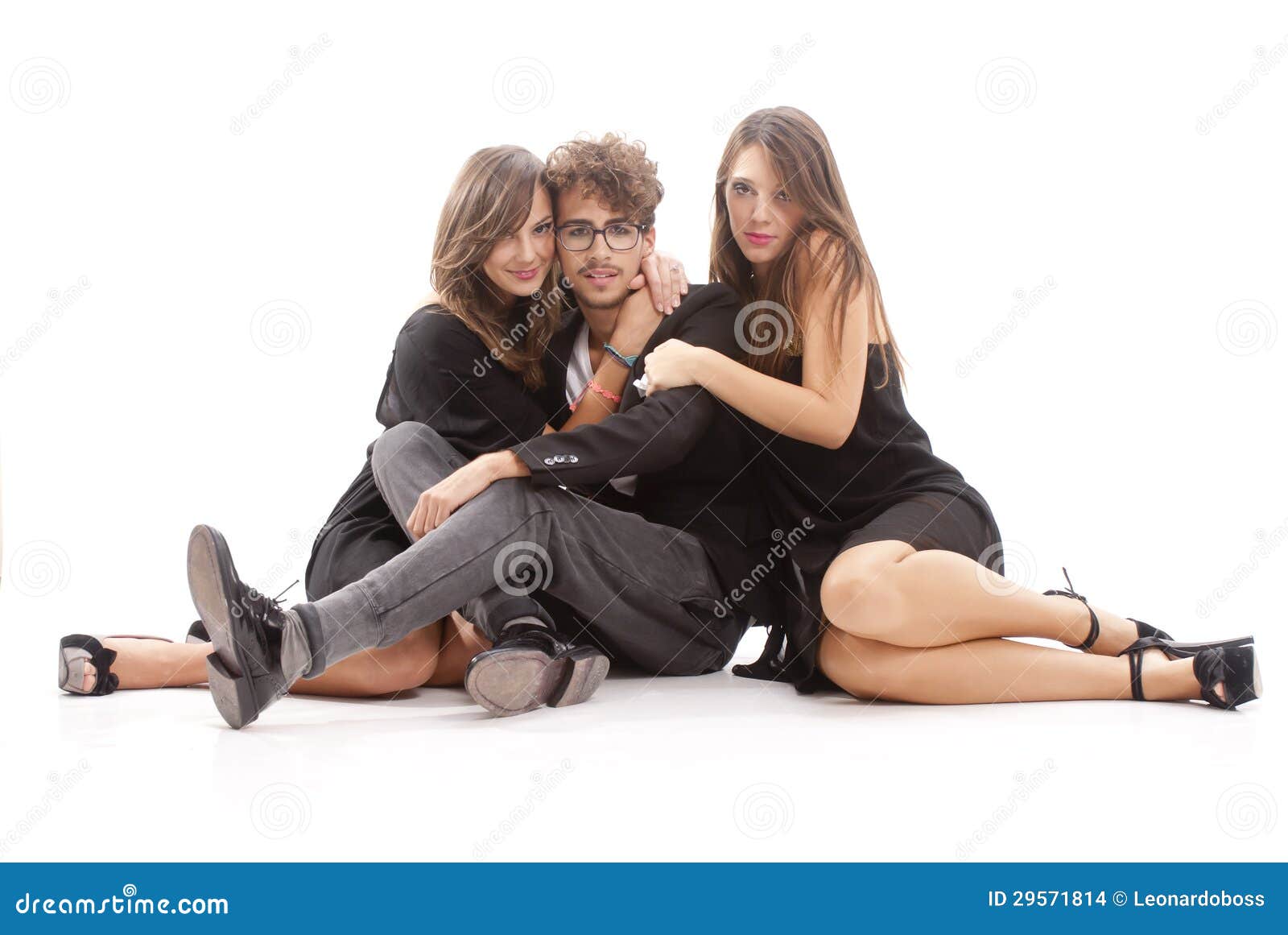 Junger Mann Entspannt Sich Mit Zwei Mädels