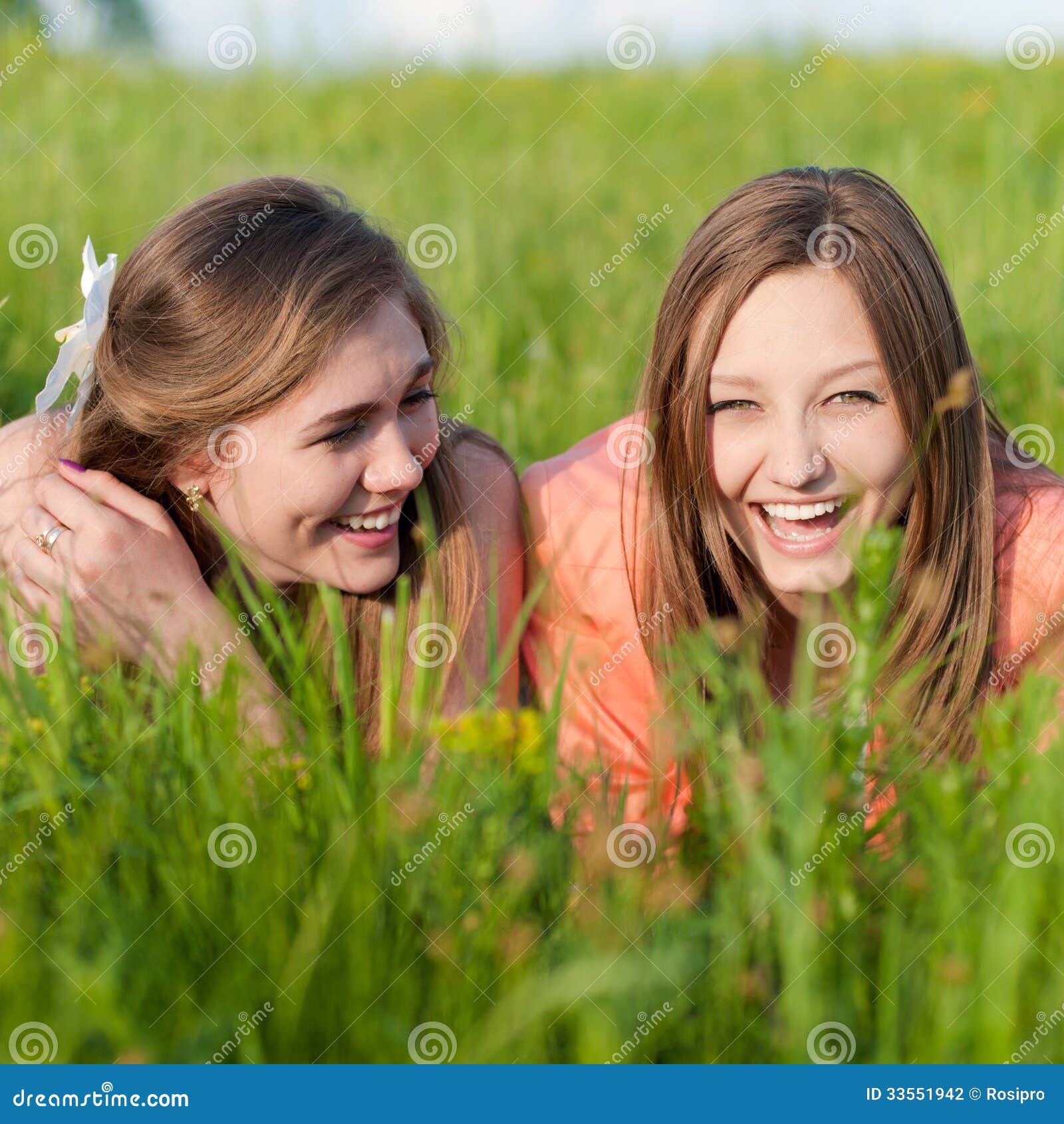 Zwei Junge Freundinnen Die Im Grünen Gras Lachen Stockfoto Bild Von Grün Witz 33551942