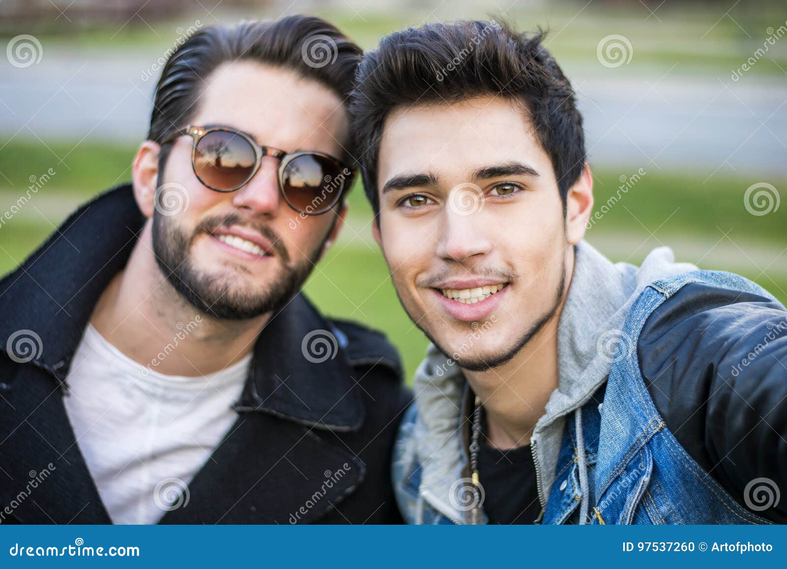 Junge männer selfie