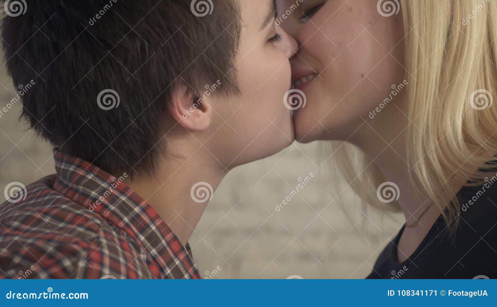 Zwei junge Girls versuchen sich in der Lesbenliebe