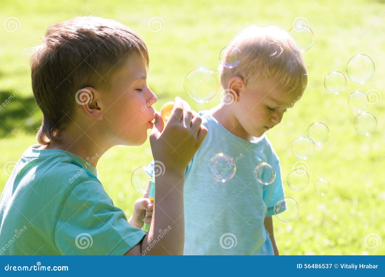 Zwei Jungen, Die Im Garten Spielen Stockbild Bild von park, sonnig