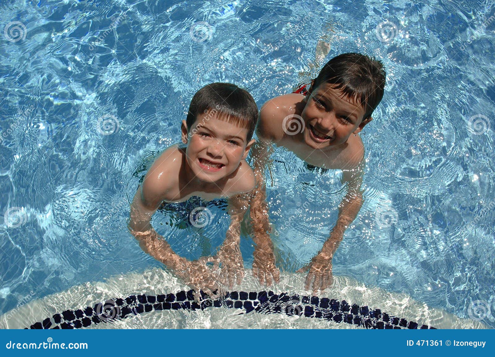Zwei Jungen im Pool stockbild. Bild von frei, leute, aktiv 471361