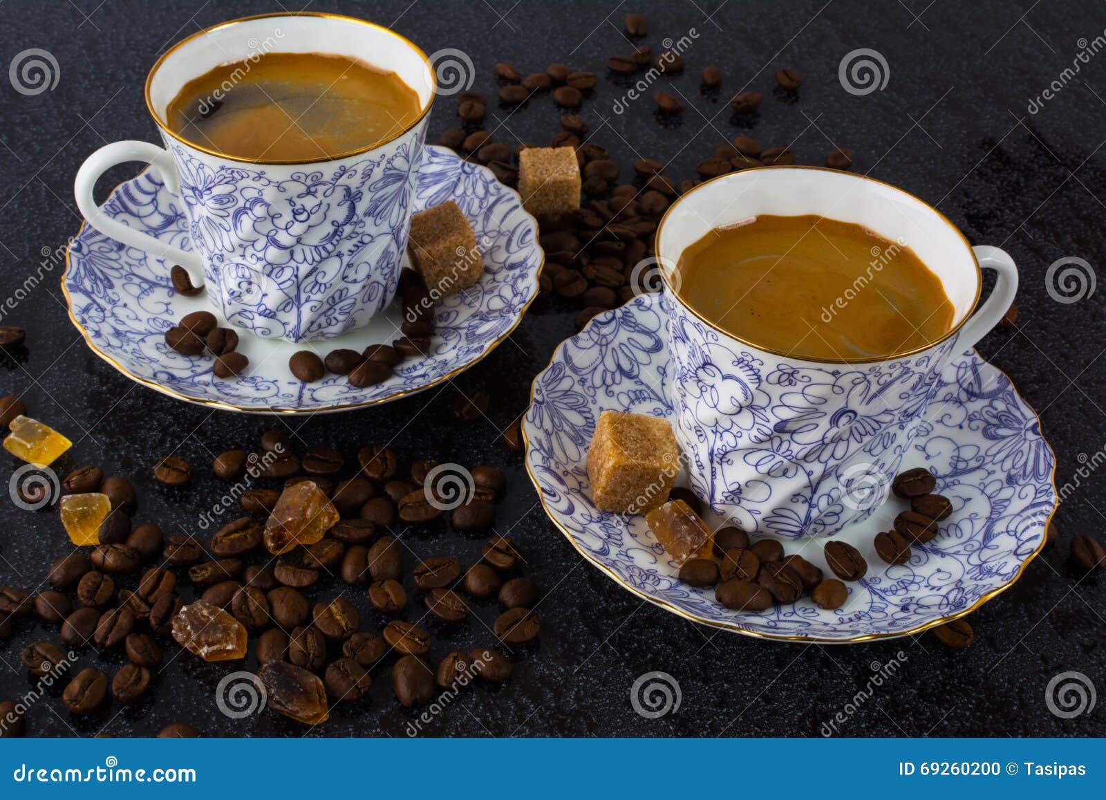 Zwei Kaffeetassen Auf Dem Kaffeebohnehintergrund Stockfoto Bild Von Kaffeetassen Zwei