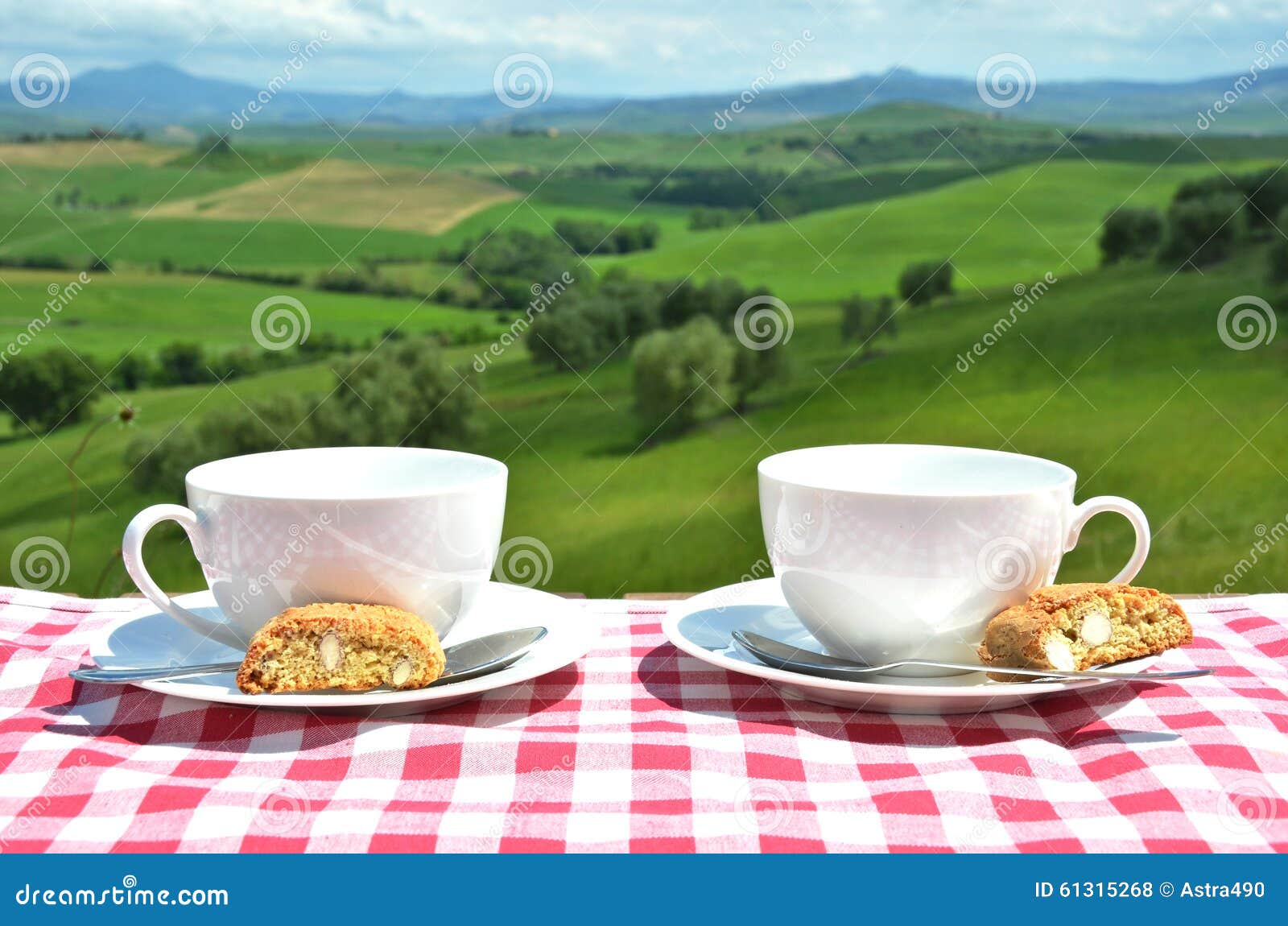 Zwei Kaffeetassen Und Cantuccini Auf Dem Tisch Stockfoto Bild Von Tisch Kaffeetassen