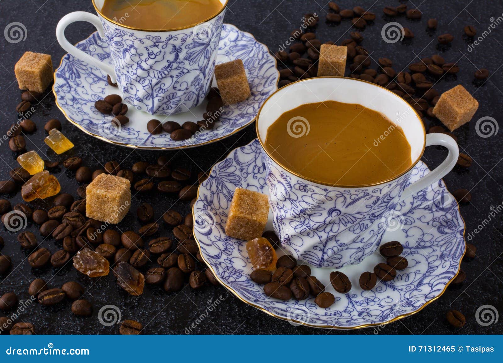 Zwei Kaffeetassen Und Kaffeebohnen Auf Schwarzem Hintergrund Stockbild Bild Von Schwarzem Kaffeebohnen