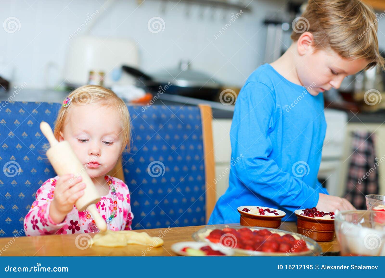 Zwei Kinder, Die Helfen, Torte Zu Backen Stockbild Bild