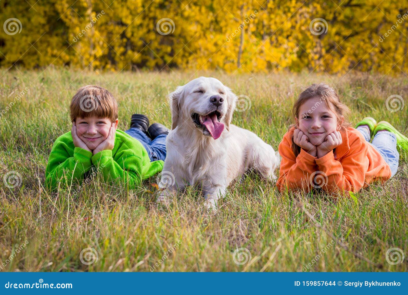 Zwei Kinder Mit Hund Liegen In Der Herbstlandschaft Stockfoto Bild