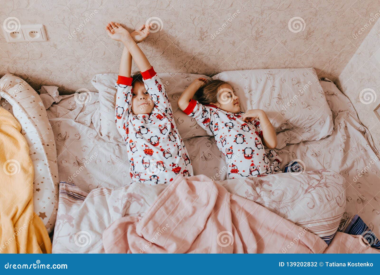 Пижаме ляжет. Фотосессия в пижаме. Дети спят в пижаме. Детки спят в пижамах. Пижама для девочки.