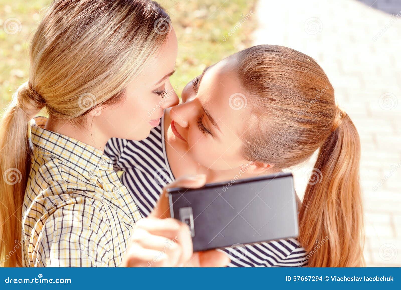 Zwei Lesben Beim Ausgehen Zwei Lesben Beim Ausgehen