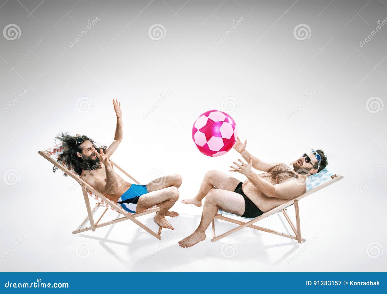 Zwei Lustige Kerle Die Auf Deckchairs Sitzen Stockbild Bild Von Mann Getrennt 91283157