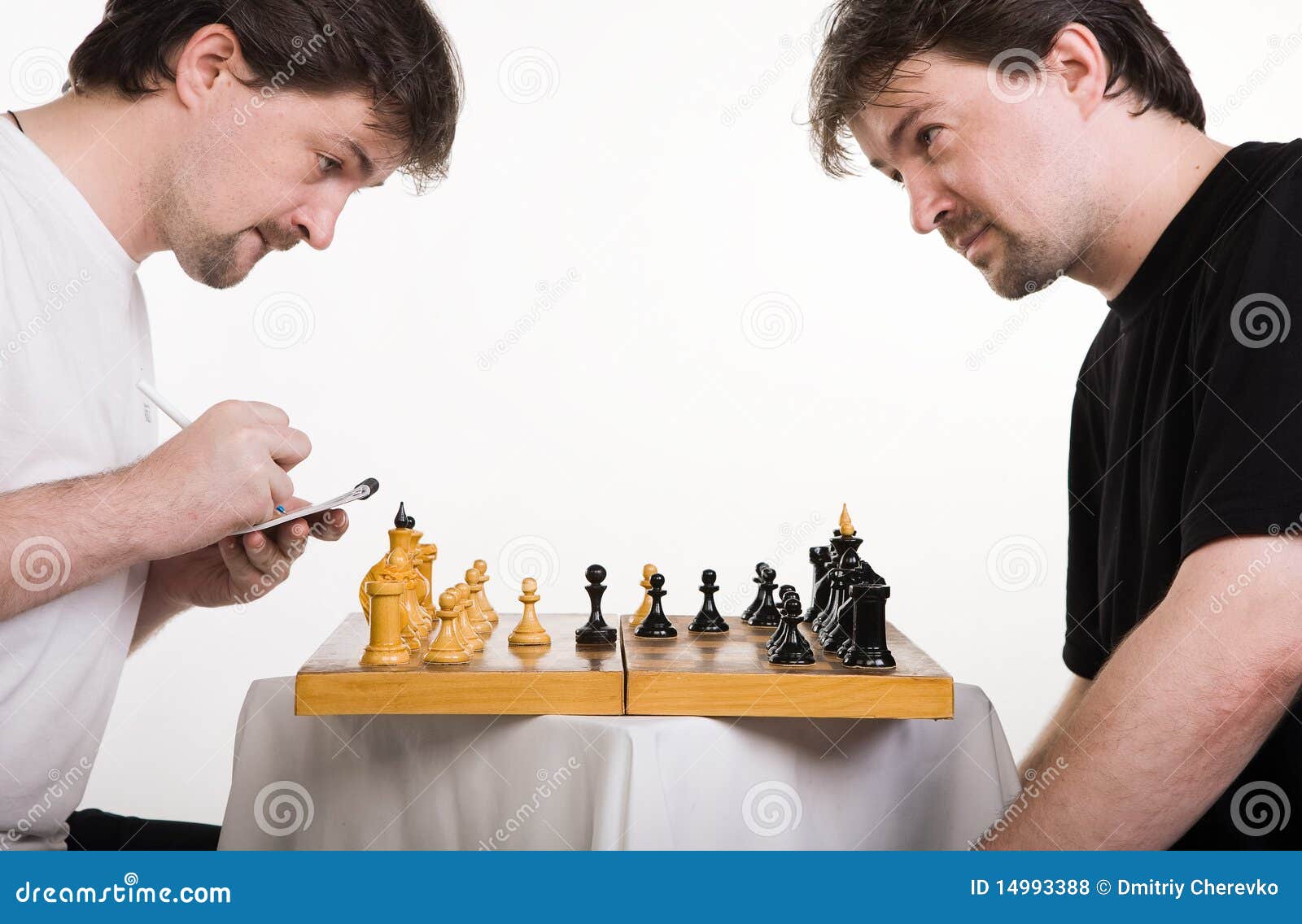 Zwei Männer Spielen Ein Schach Bild