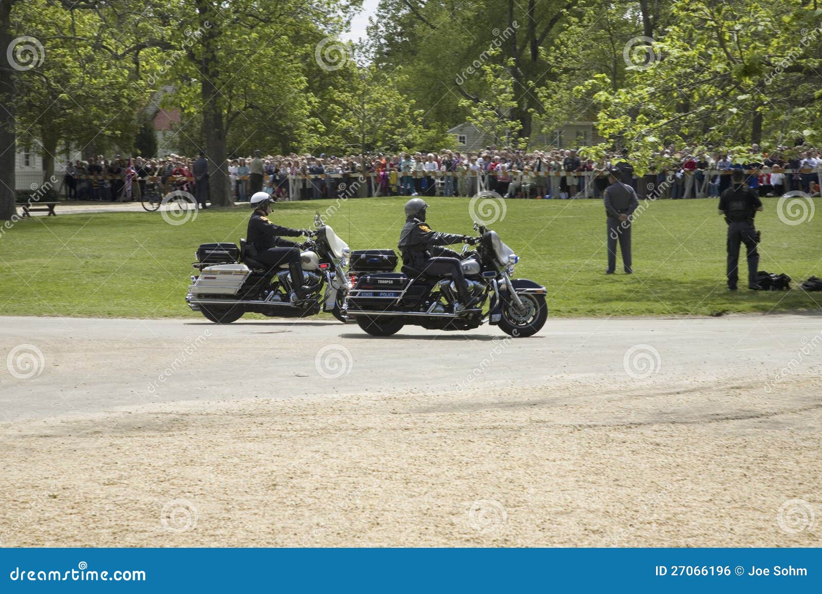 Zwei Motorradpolizisten, die vor Palast des Reglers in Williamsburg, Virginia in Erwartung der Ankunft der Ihre Majestät-Königin Elizabeth II ankommen