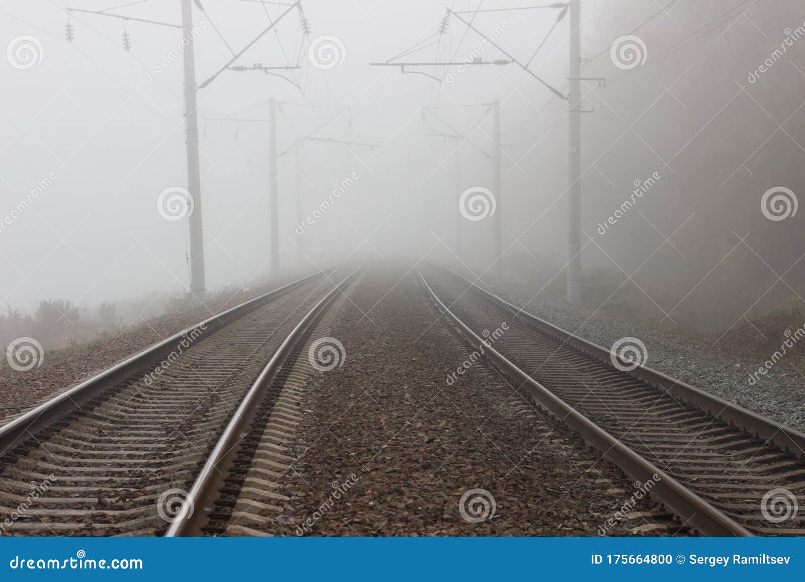 Zwei Parallele Spuren Der Eisenbahn, Stärker in Die Kluft in Nebel