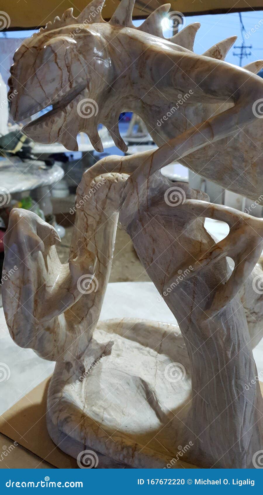 Zwei Reptilien: Marmormodell Von Iguana Und Schlange Stockfoto - Bild ...