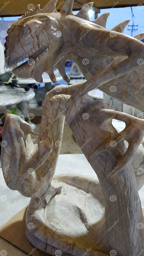 Zwei Reptilien: Marmormodell Von Iguana Und Schlange Stockfoto - Bild ...