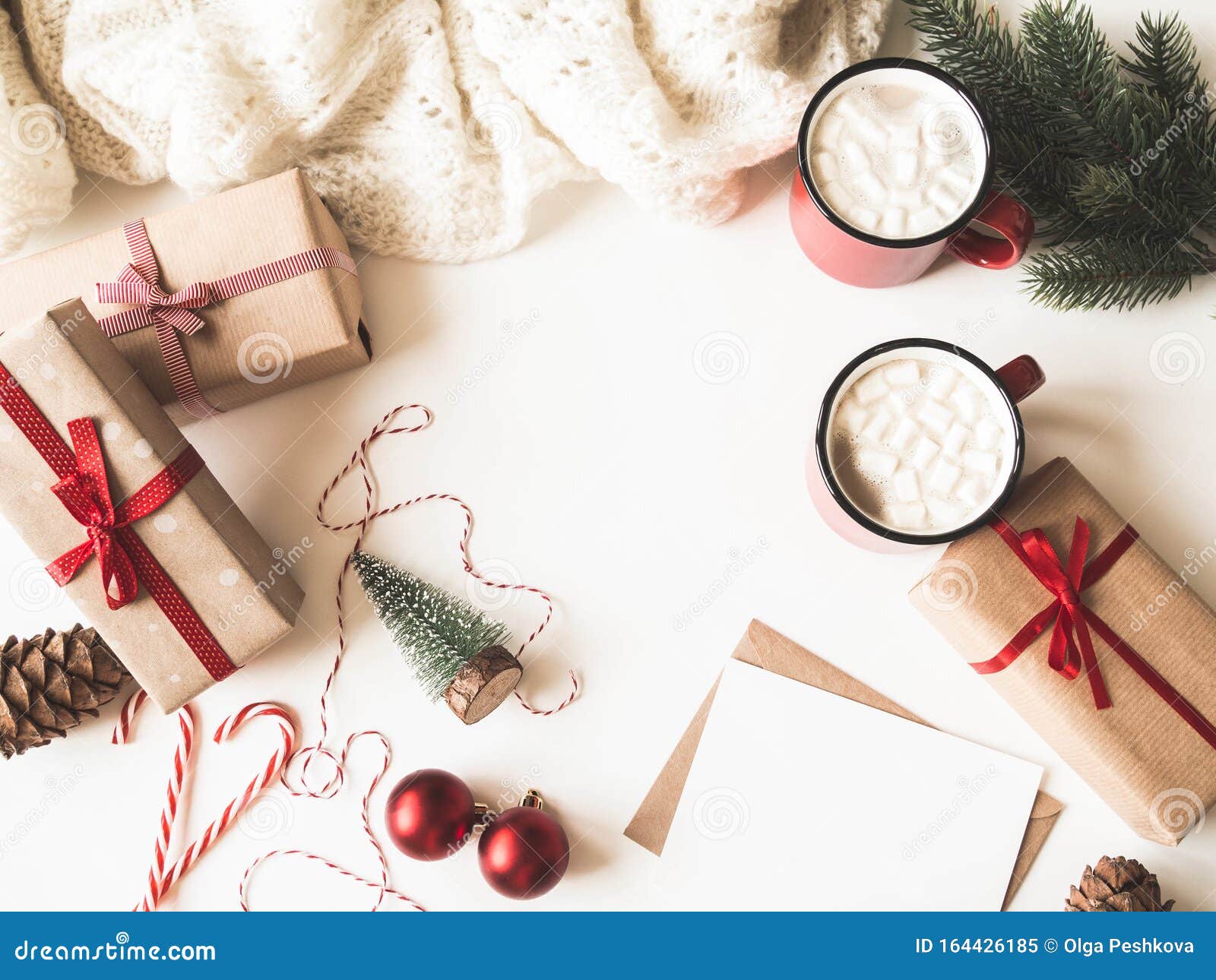 Zwei Rote Umschlage Mit Heissem Getrank Und Marshmallows Papierkarte Fur Brief Briefumschlag Und Weihnachtsdekoration Flacher La Stockbild Bild Von Heissem Flacher