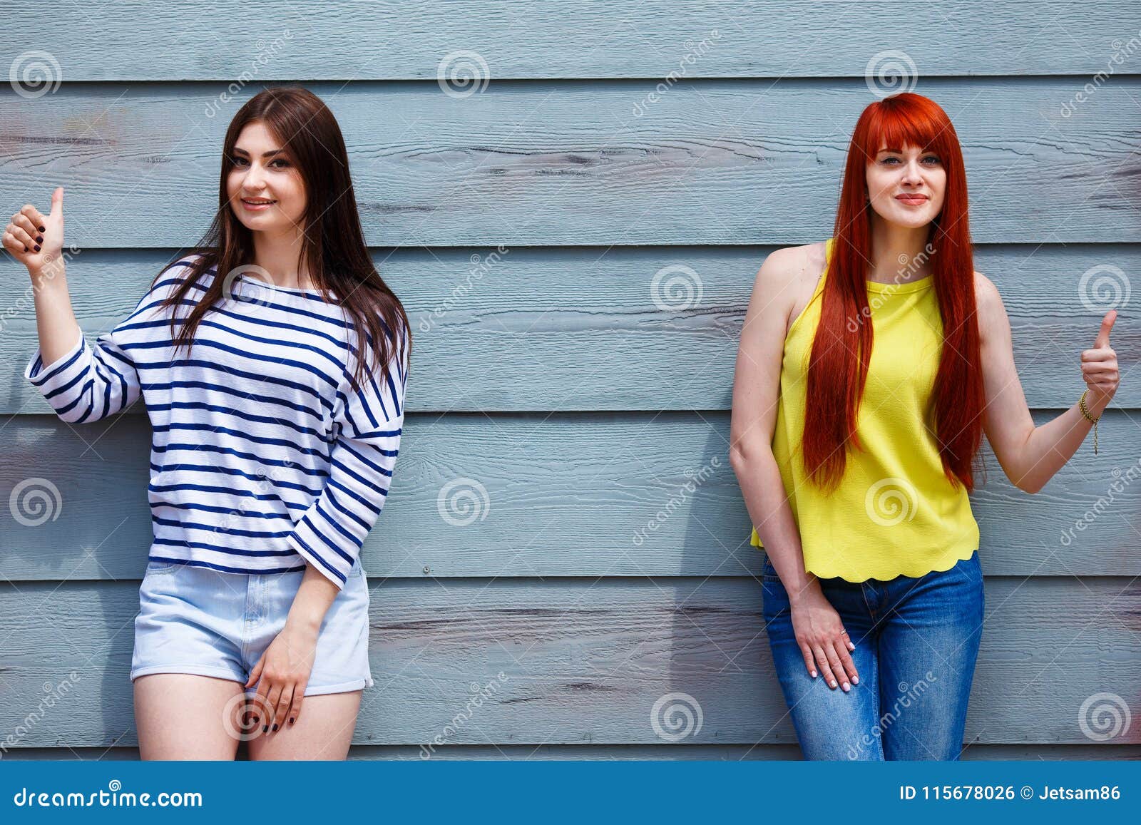 Zwei Schone Junge Frauen In Der Hellen Zufalligen Kleidung Die Outdoo Aufwirft Stockfoto Bild Von Frauen Junge