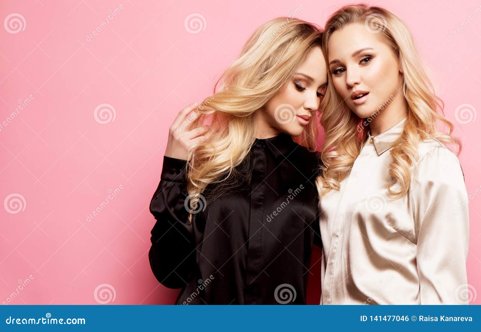 Zwei Schone Junge Frauen In Der Zufalligen Kleidung Die Uber Rosa Hintergrund Aufwirft Stockfoto Bild Von Rosa Junge 141477046