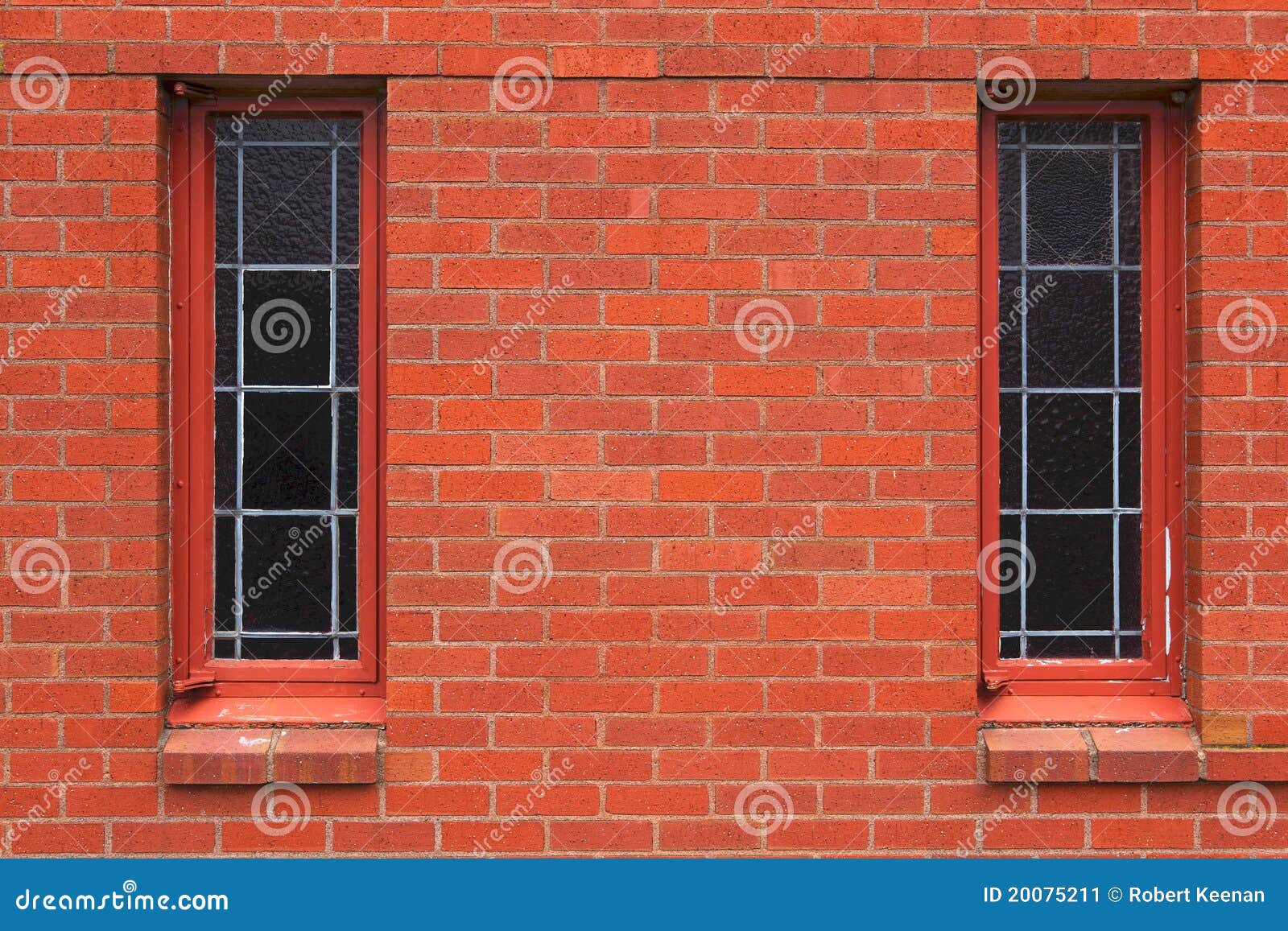 Zwei Schmale Fenster In Der Backsteinmauer Stockbild
