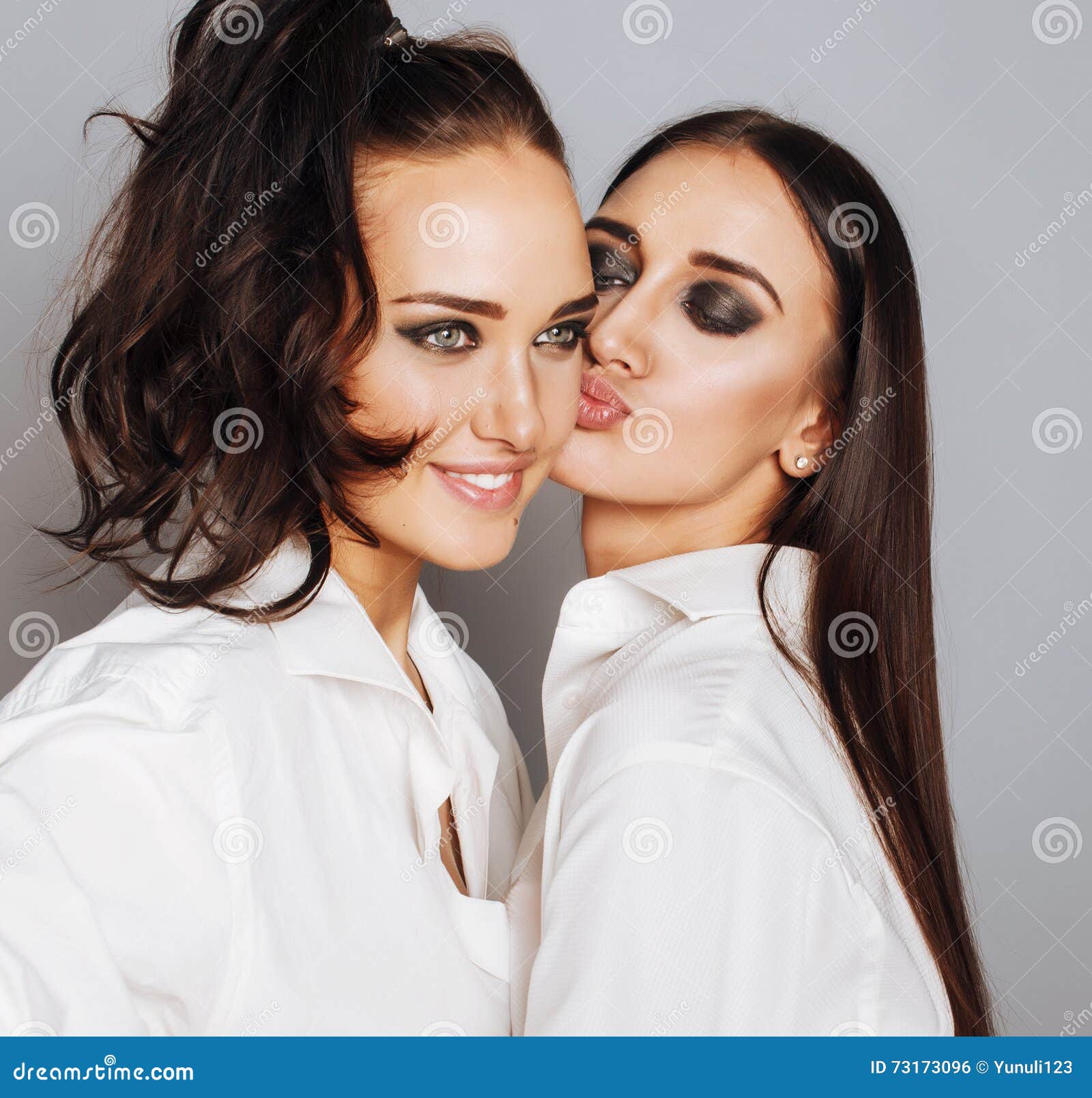 Making of sisters. Поцелуй близняшек. Близняшки целуются. Близняшки белом рубашке. Медсестры близняшки.