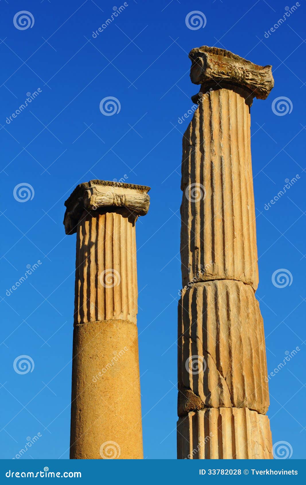 Zwei Spalten in Ephesus beleuchteten durch die Abendsonne über dem blauen Himmel, die Türkei