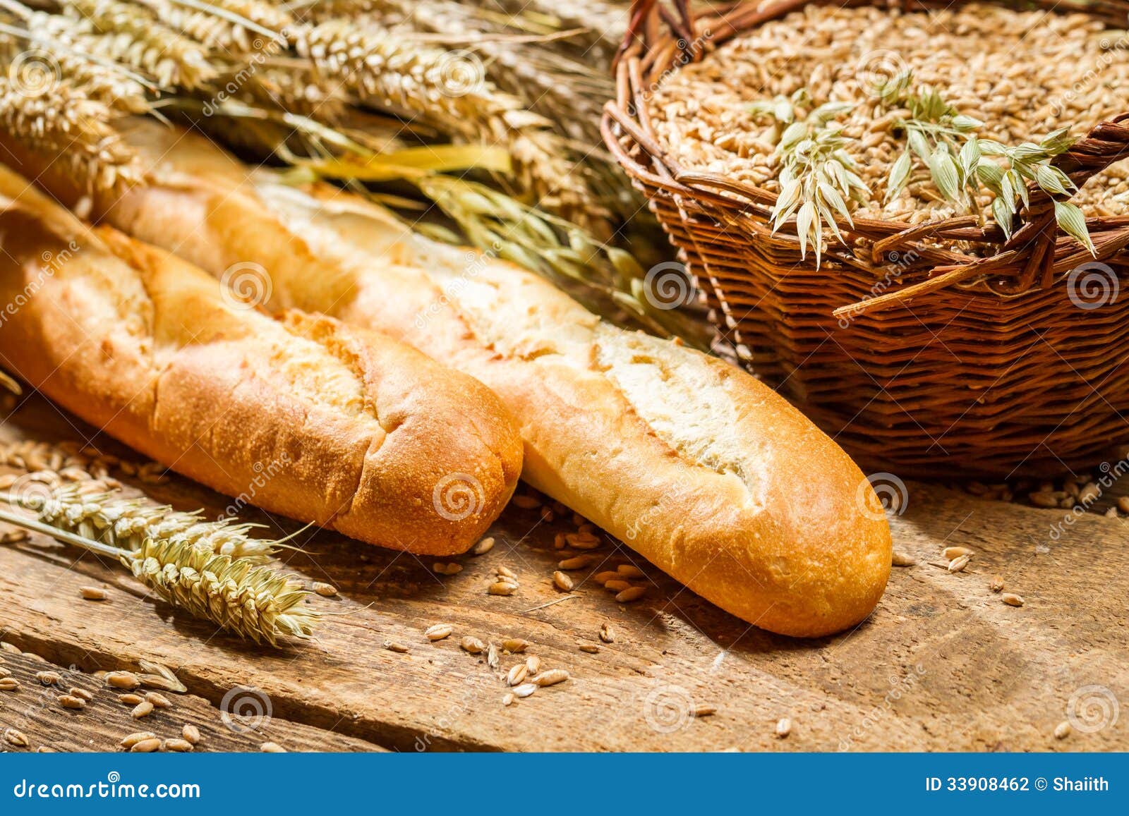 Zwei Stangenbrote Und Ein Korb Des Kornes Stockfoto - Bild von knusprig ...