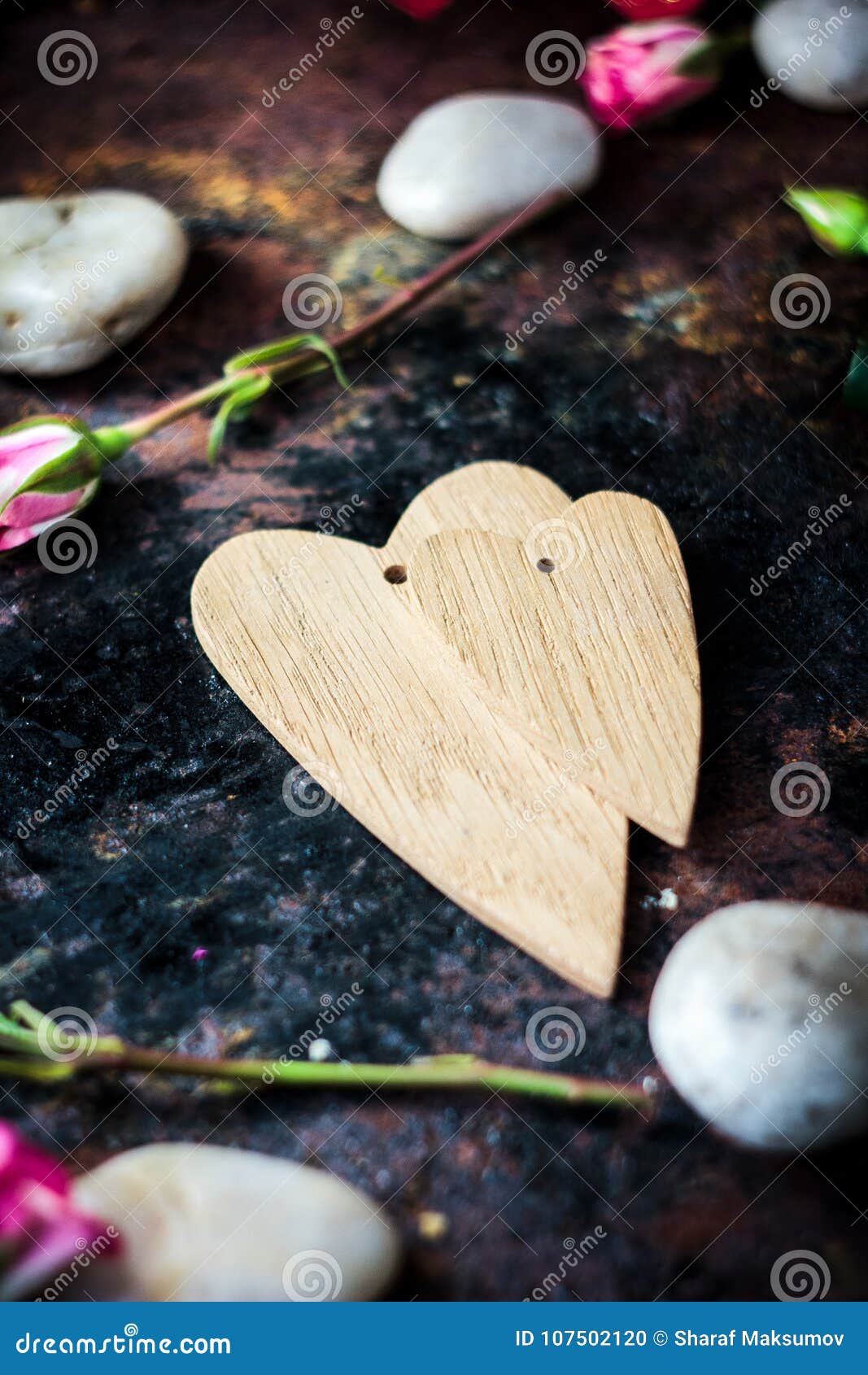 Zwei Valentinstagherzen Zusammen Auf Rustikalem Hintergrund Stockfoto ...