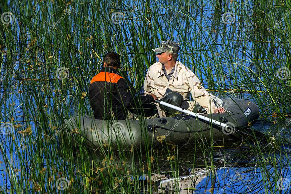 Zwei Wilderer Auf Einem Gummiboot Fangen Fische Im Netz Zhitomir